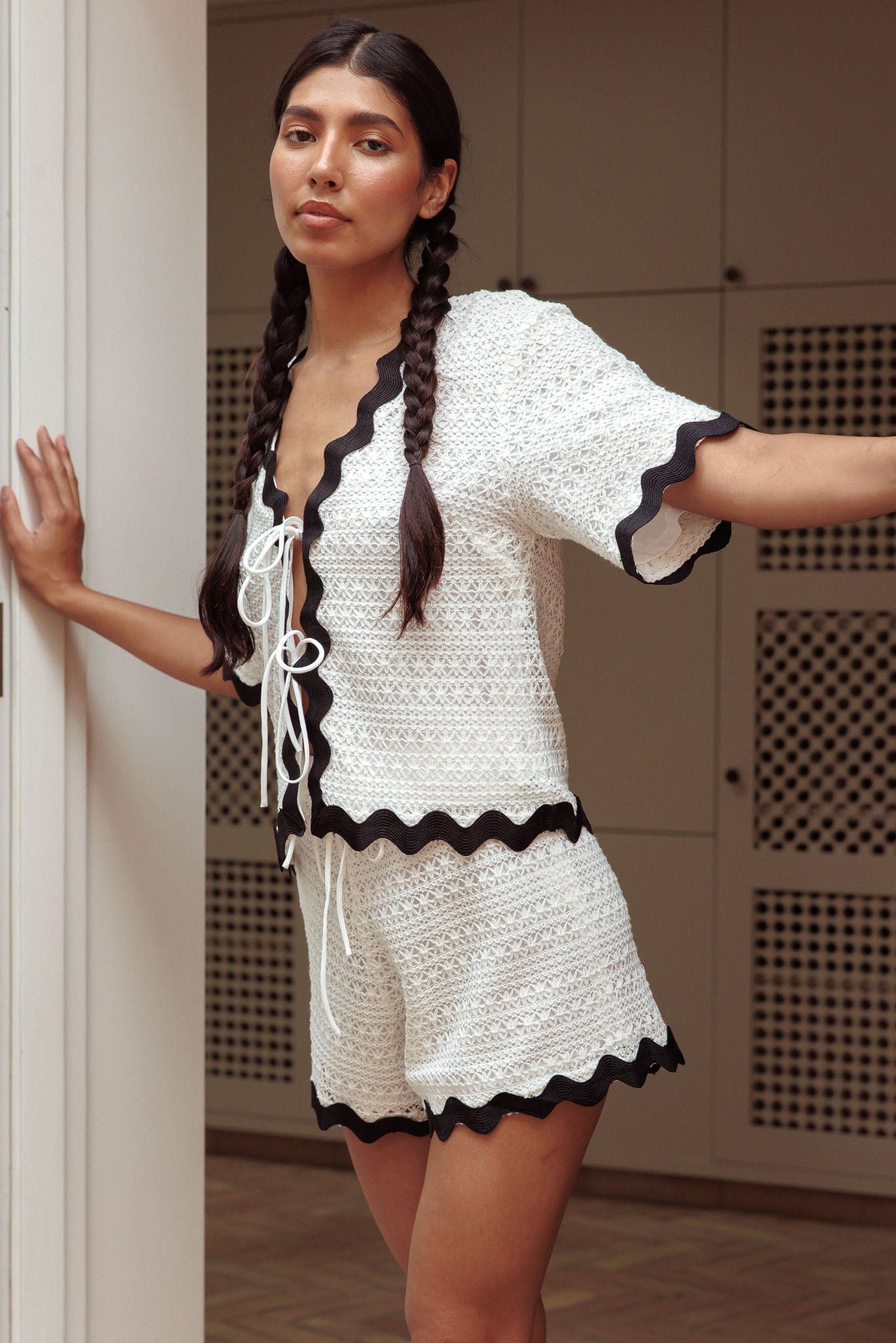 SR1053J-T_20WHITE-1 Breakaway Tie Front Shirt Crochet White - Image 1